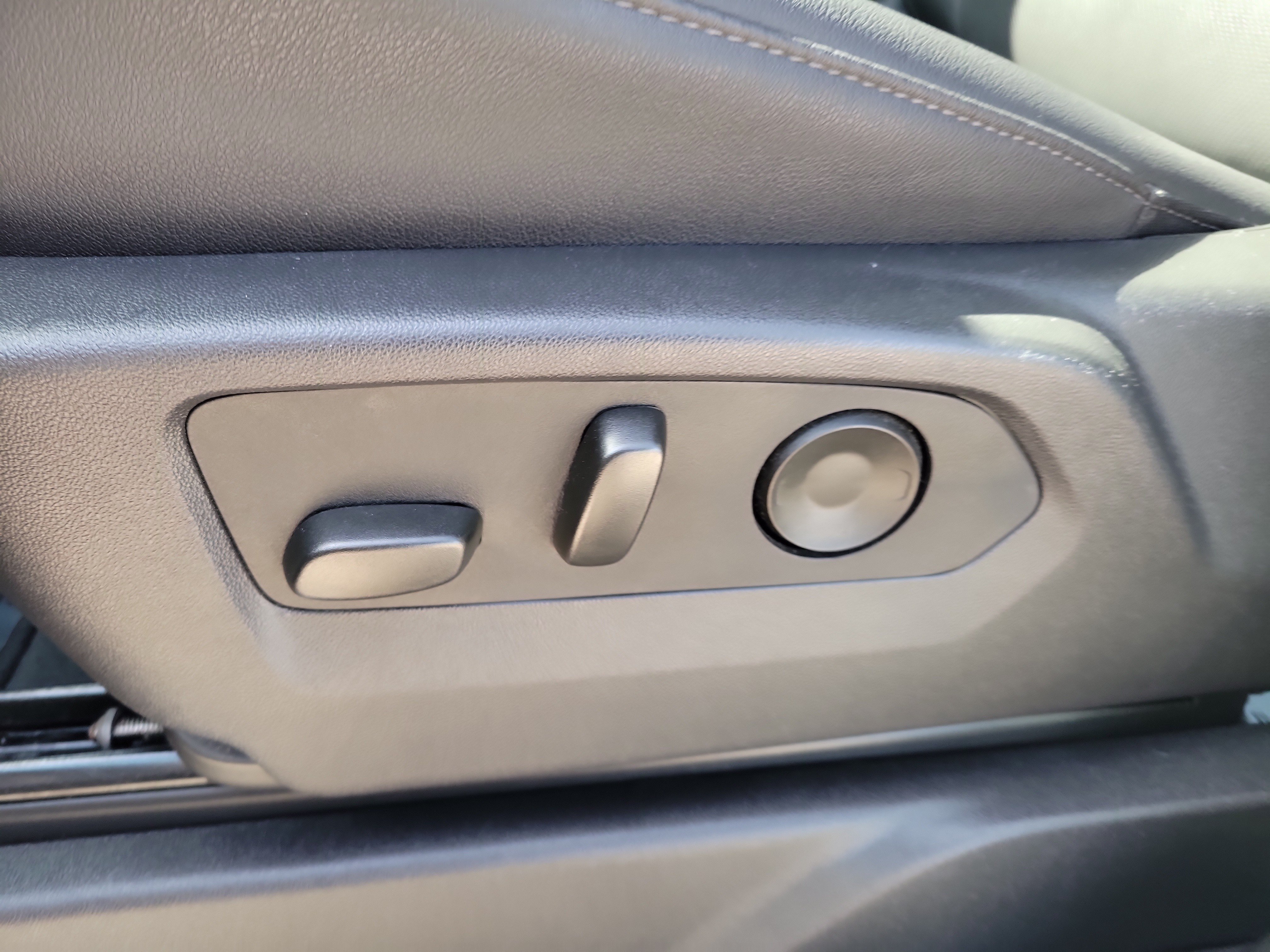 Used 2025 Titanium Rush Metallic GMC SLT image 17
