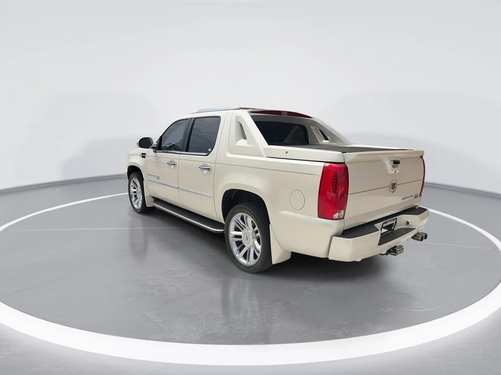 Used 2007 White Cadillac Base image 6