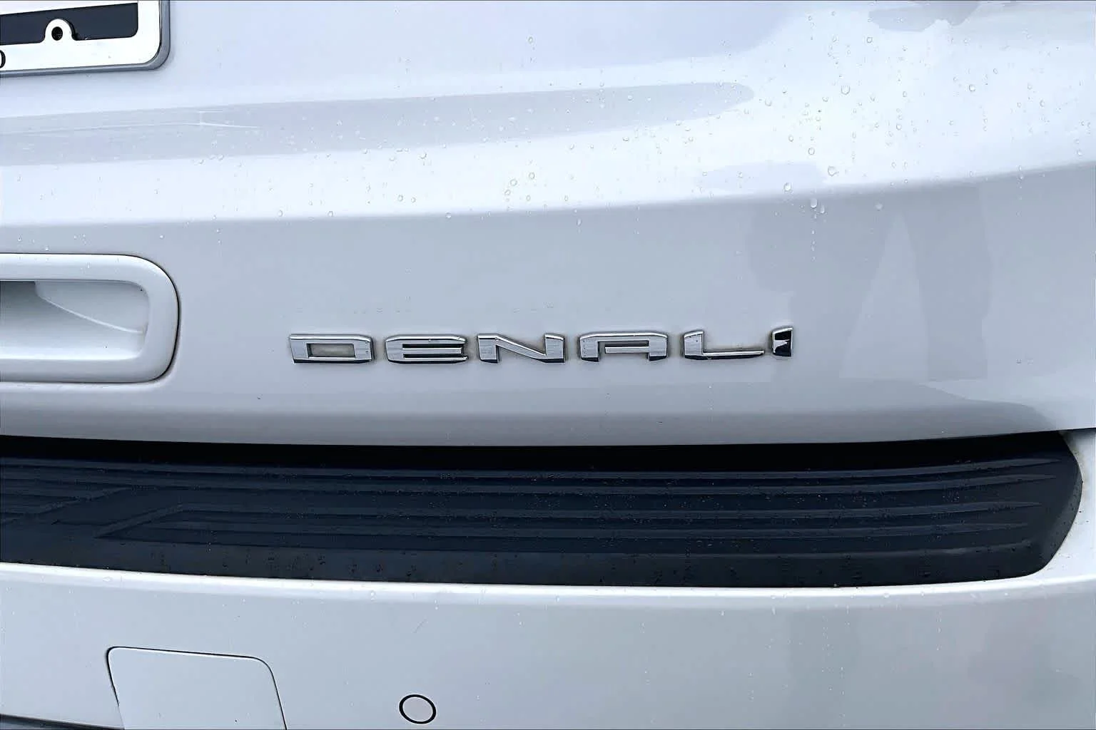 Used 2023 White Frost Tricoat GMC Denali Ultimate image 10