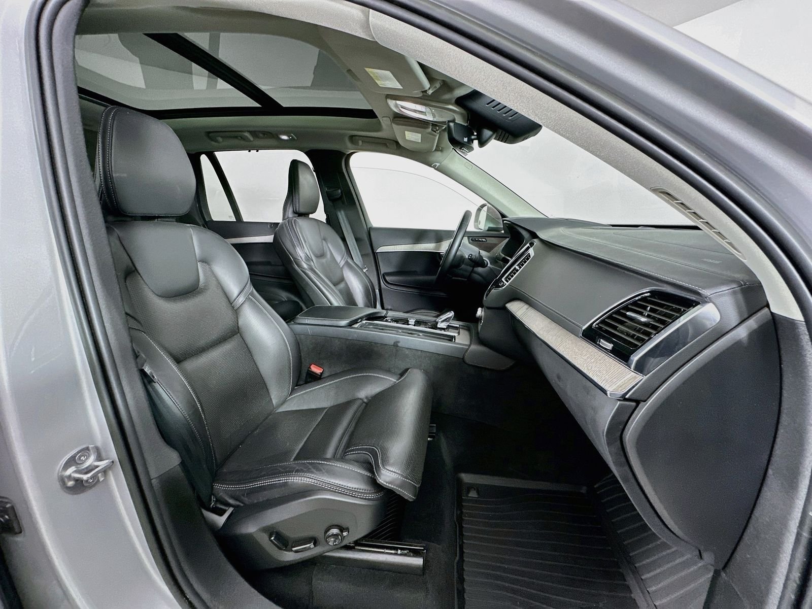 Used 2023 Silver Volvo Ultimate image 31