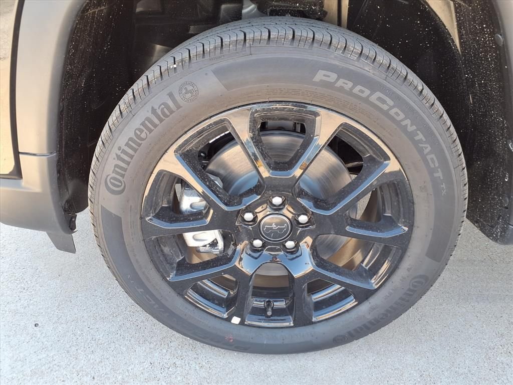 New 2026 Diamond Black Crystal Pearl-Coat Exterior Paint Jeep Latitude image 9