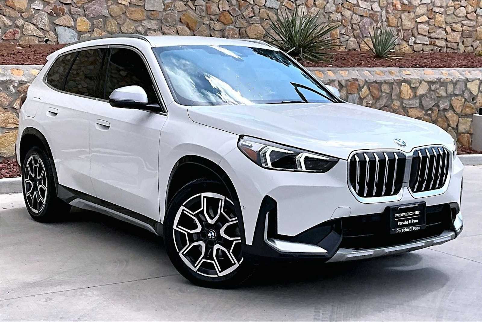Used 2023 Alpine White BMW xDrive28i image 9