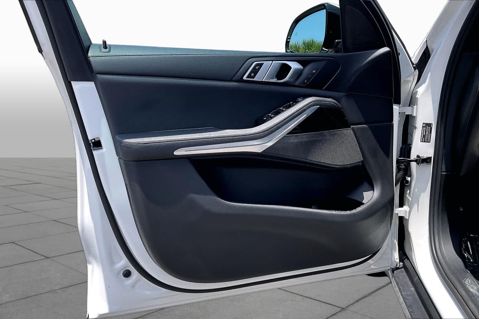 Used 2019 Mineral White Metallic BMW xDrive40i image 22