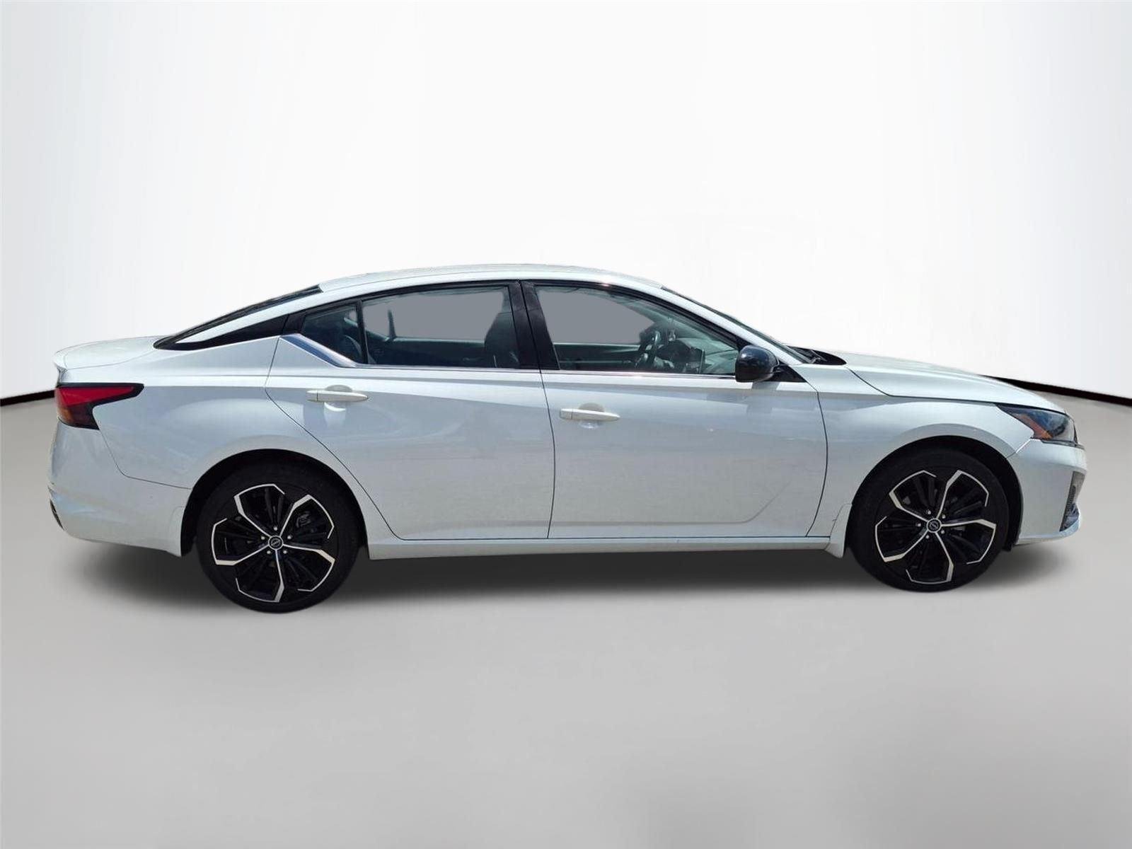 Used 2023 Glacier White Nissan 2.5 SR image 4
