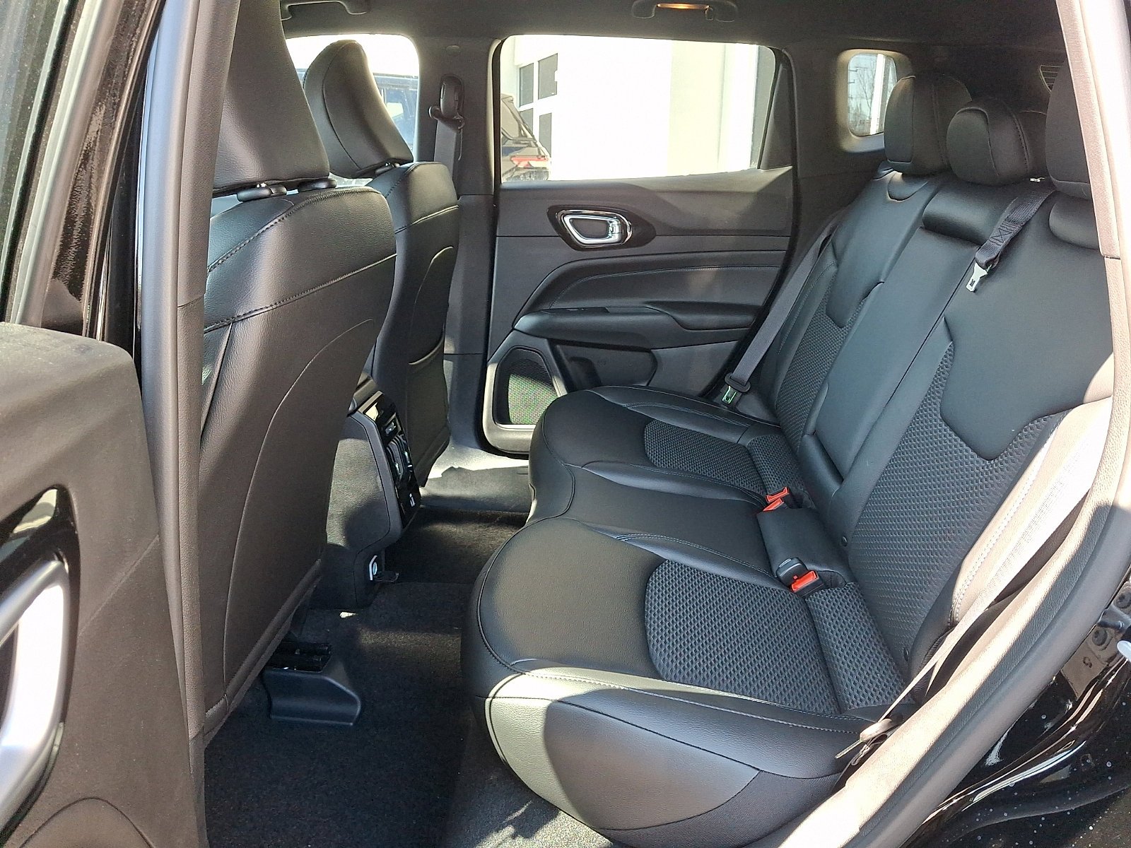 New 2026 Diamond Black Crystal Pearlcoat Jeep Latitude Altitude image 6