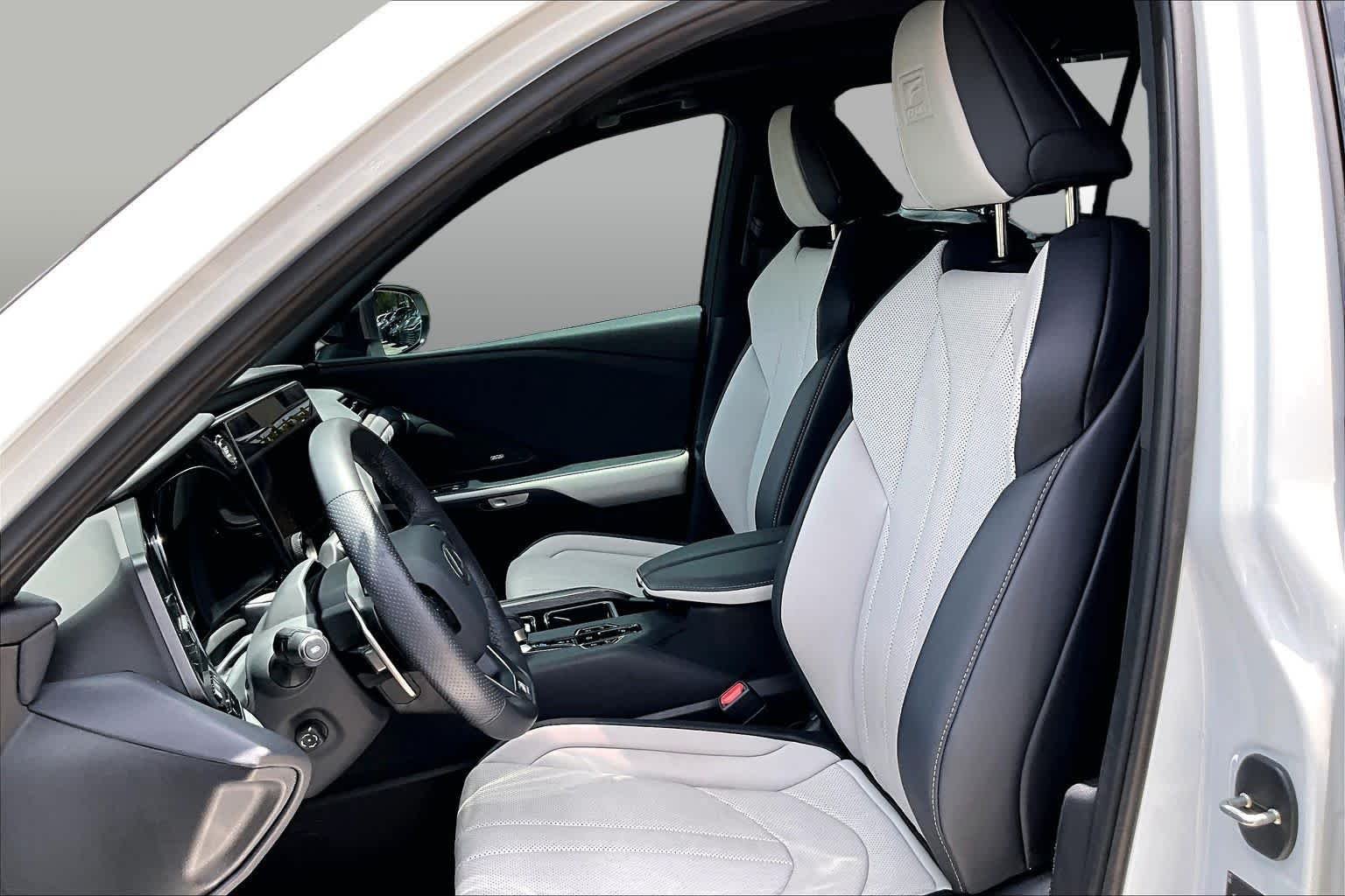 Used 2026 Wind Chill Pearl Lexus F SPORT Handling image 8