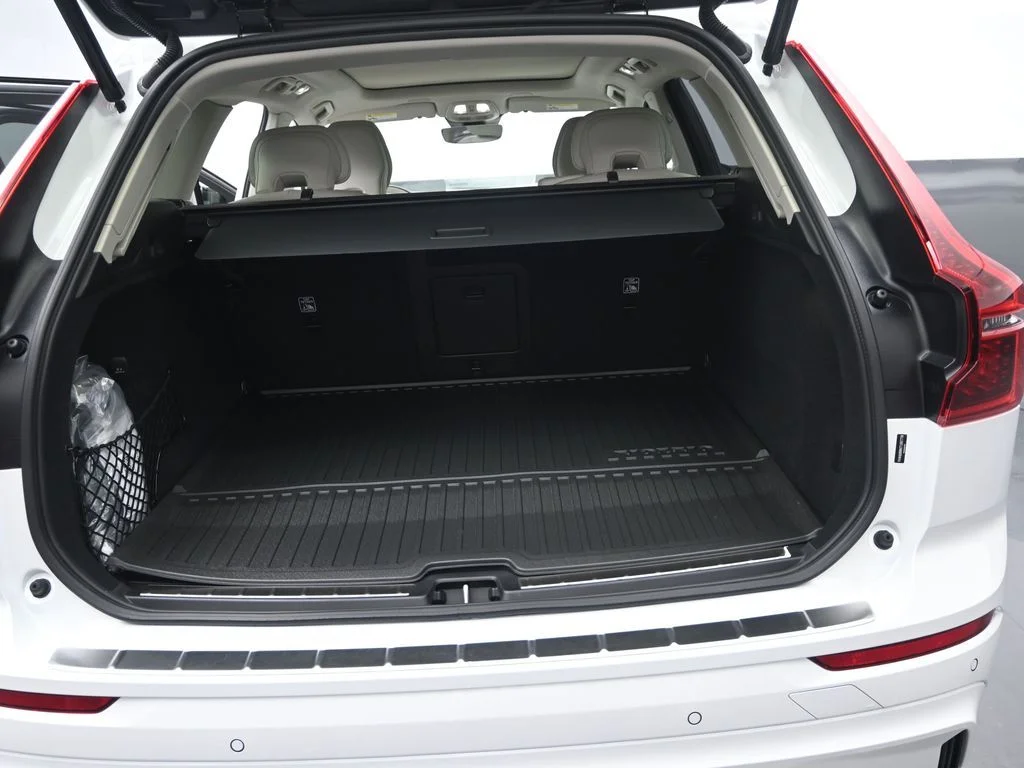 New 2026 White Volvo T8 Ultra image 18