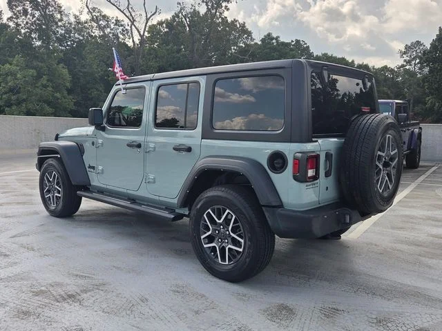 Used 2023  Jeep Sport image 6