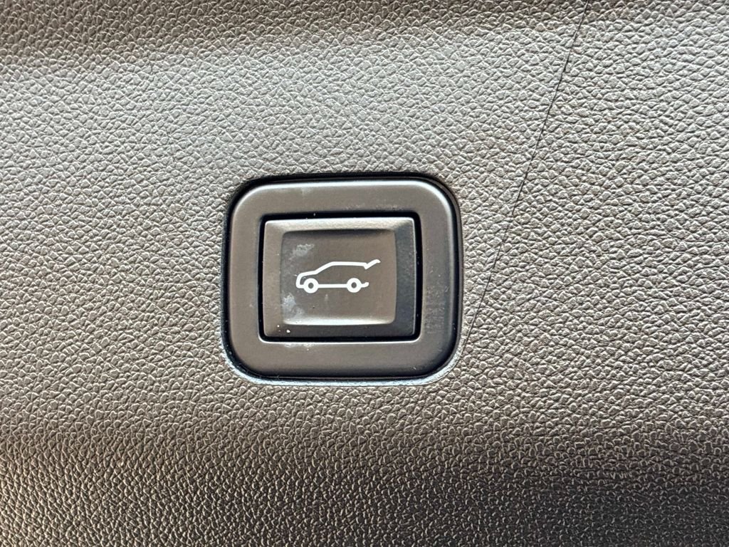 Used 2022 Black GMC SLT image 14