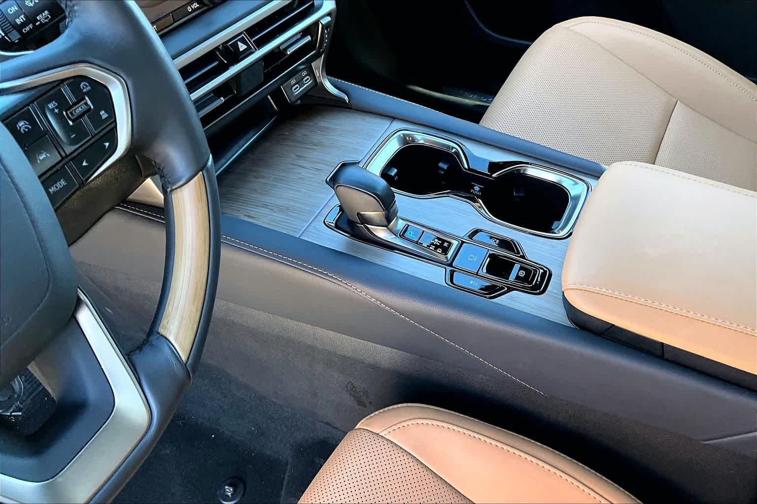 Used 2025 Eminent White Pearl Lexus Premium image 17