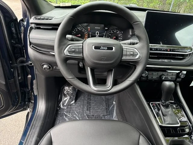 New 2026 Fathom Blue Pearl-Coat Exterior Paint Jeep Latitude image 17