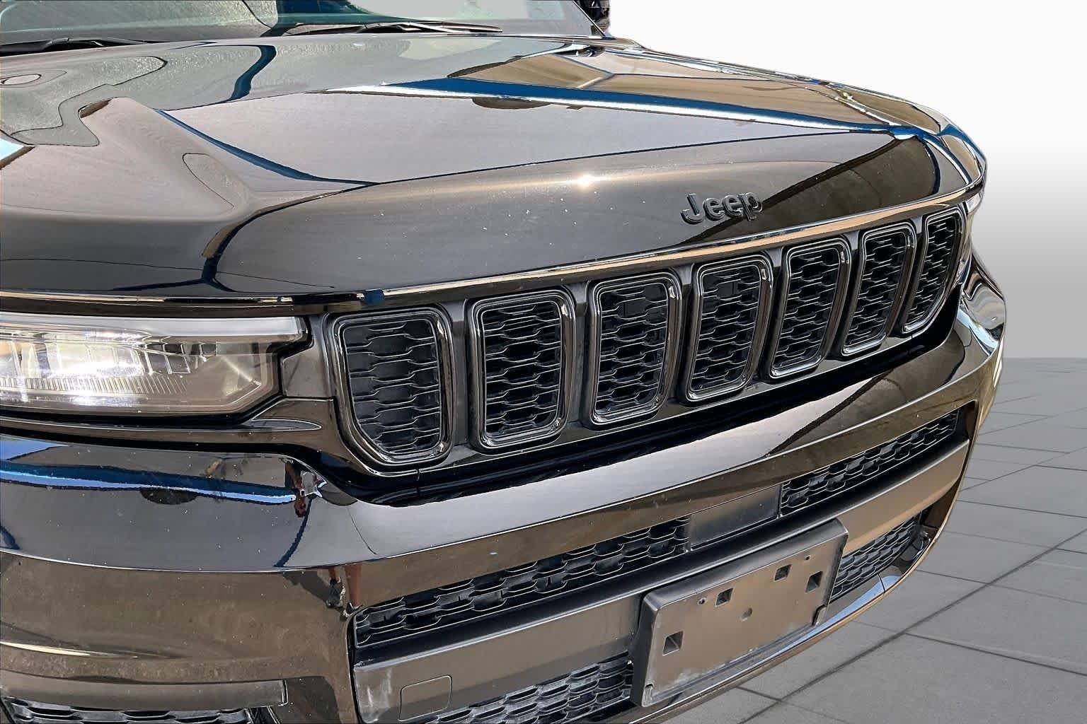 Used 2024 Diamond Black Crystal Pearlcoat Jeep Altitude image 30