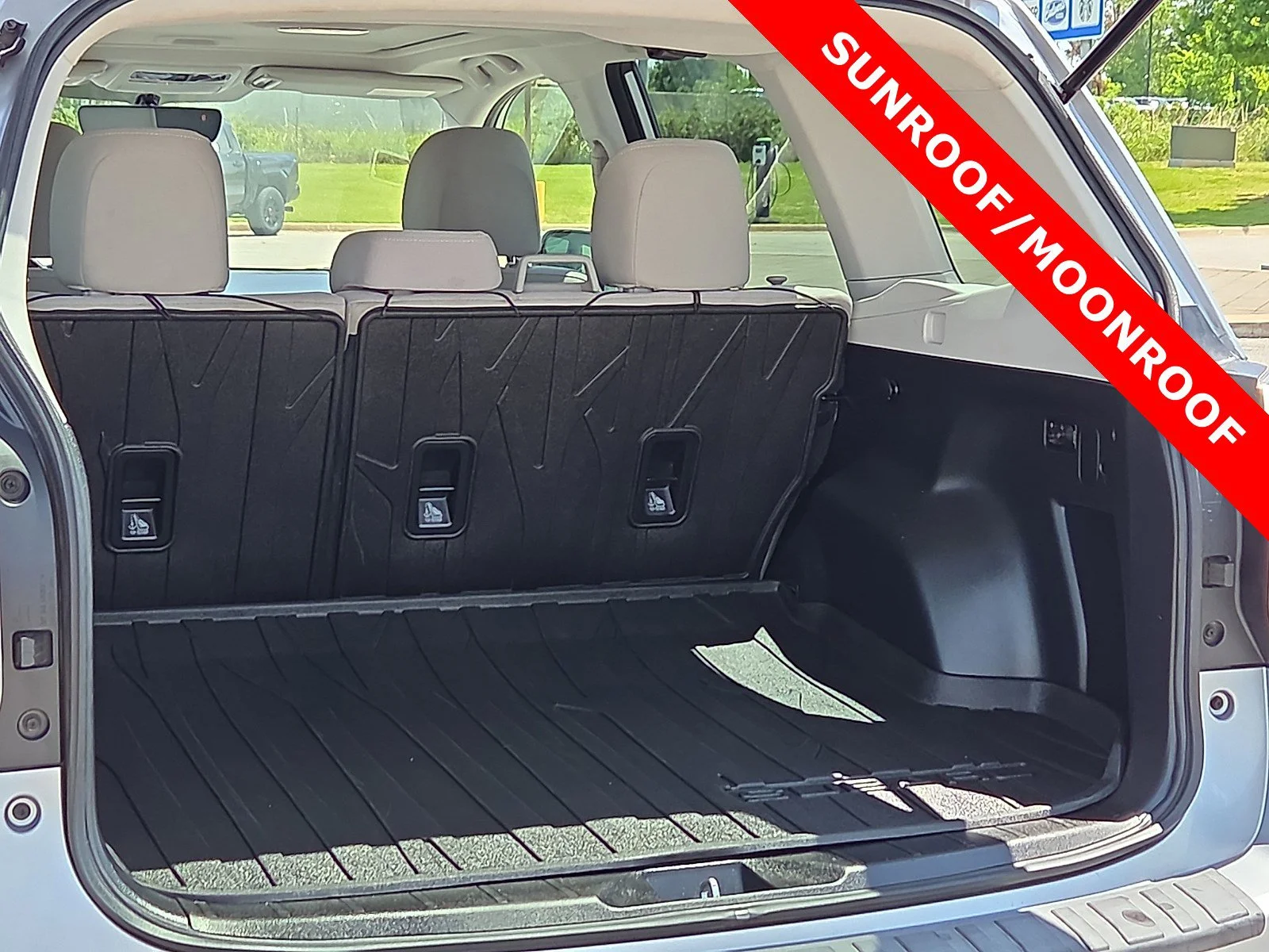 Used 2018 Ice Silver Metallic Subaru Premium image 9