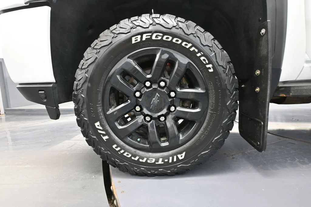 Used 2022 White GMC AT4 image 13