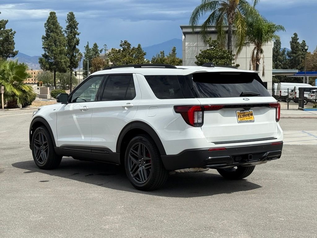New 2027 Star White Metallic Tri-Coat Ford ST-Line image 4