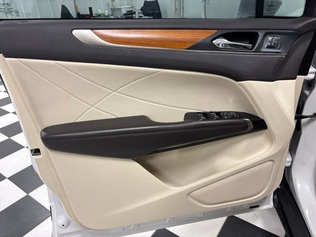 Used 2016 White Lincoln Reserve image 10