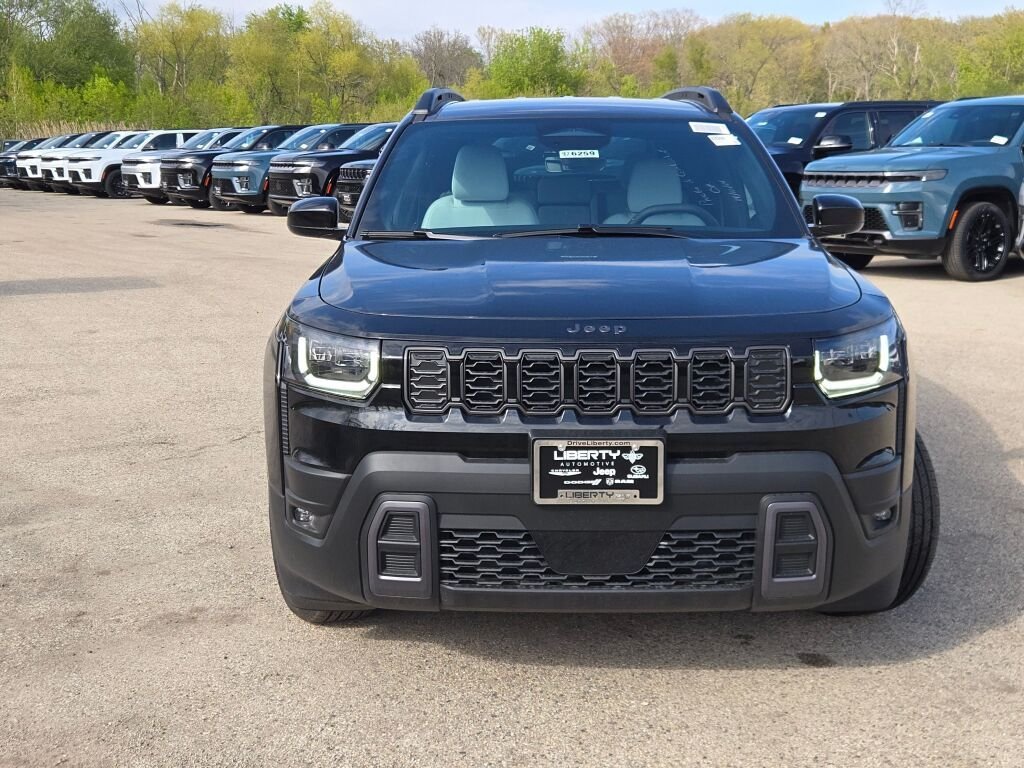New 2026 Diamond Black Crystal Pearl-Coat Exterior Paint Jeep Laredo image 5