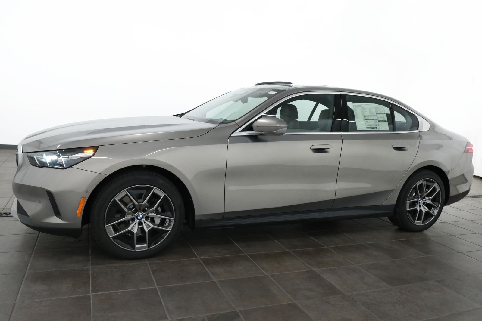 New 2027 Oxide Grey Metallic BMW 530i xDrive image 2