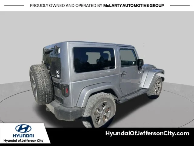 Used 2018 Silver Jeep Sahara image 3