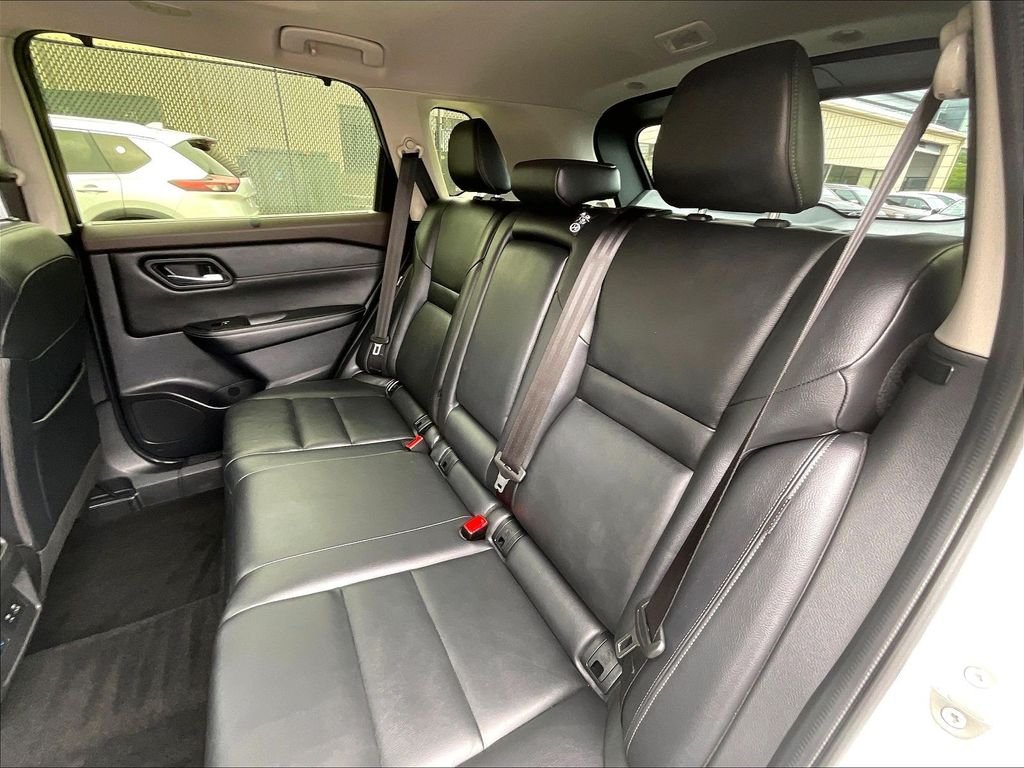 Used 2023 Pearl White Tricoat/Super Black Nissan SL image 15