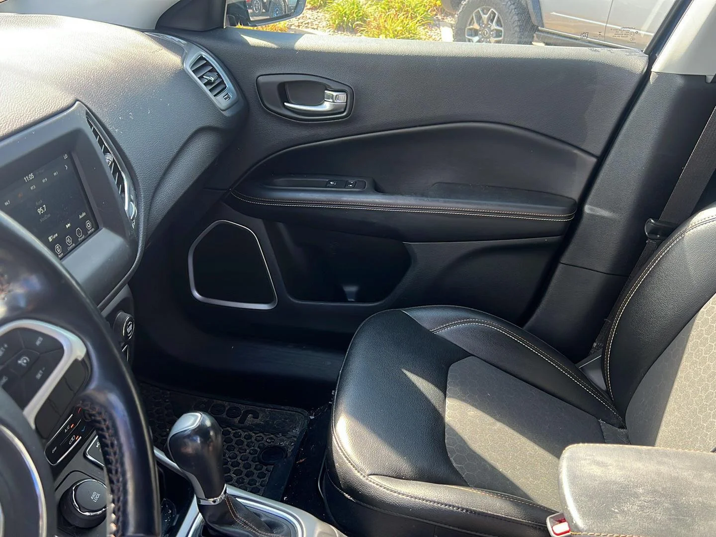 Used 2020 Jazz Blue Pearlcoat Jeep Latitude image 15