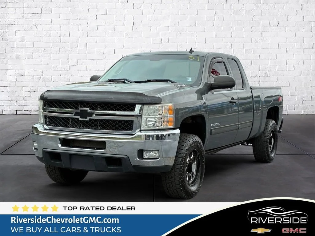 Used 2011 STEEL GREEN METALLIC Chevrolet LT image 1