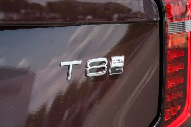 New 2026 Mulberry Red Volvo T8 Plus image 9