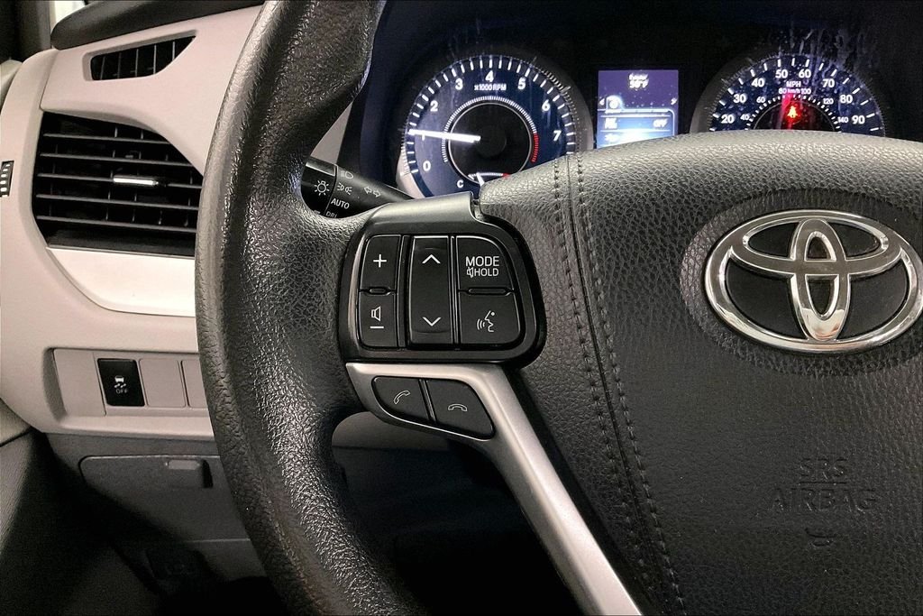 Used 2019 White Toyota LE image 22
