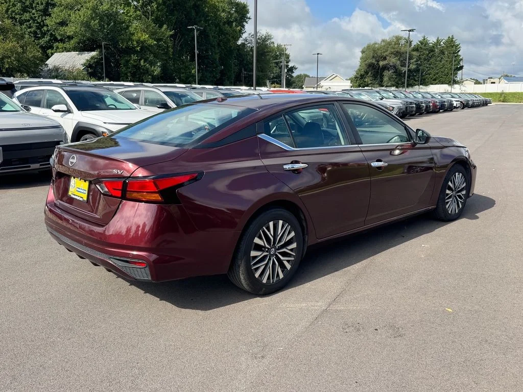 Used 2024 Red Nissan 2.5 SV image 3
