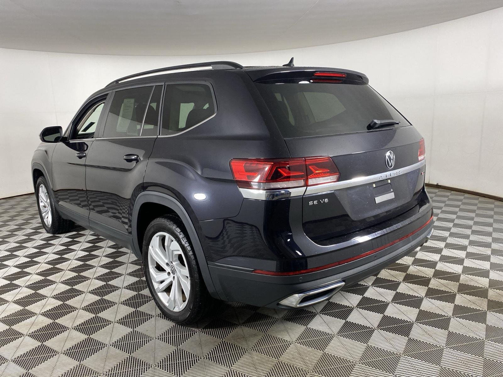 Used 2021 Deep Black Pearl Volkswagen 3.6L V6 SE w/Technology image 5