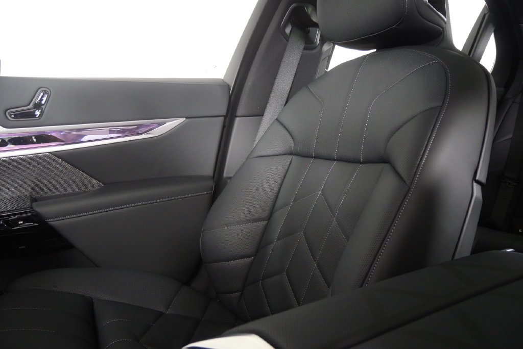 New 2026 Black Sapphire Metallic BMW xDrive60 image 23