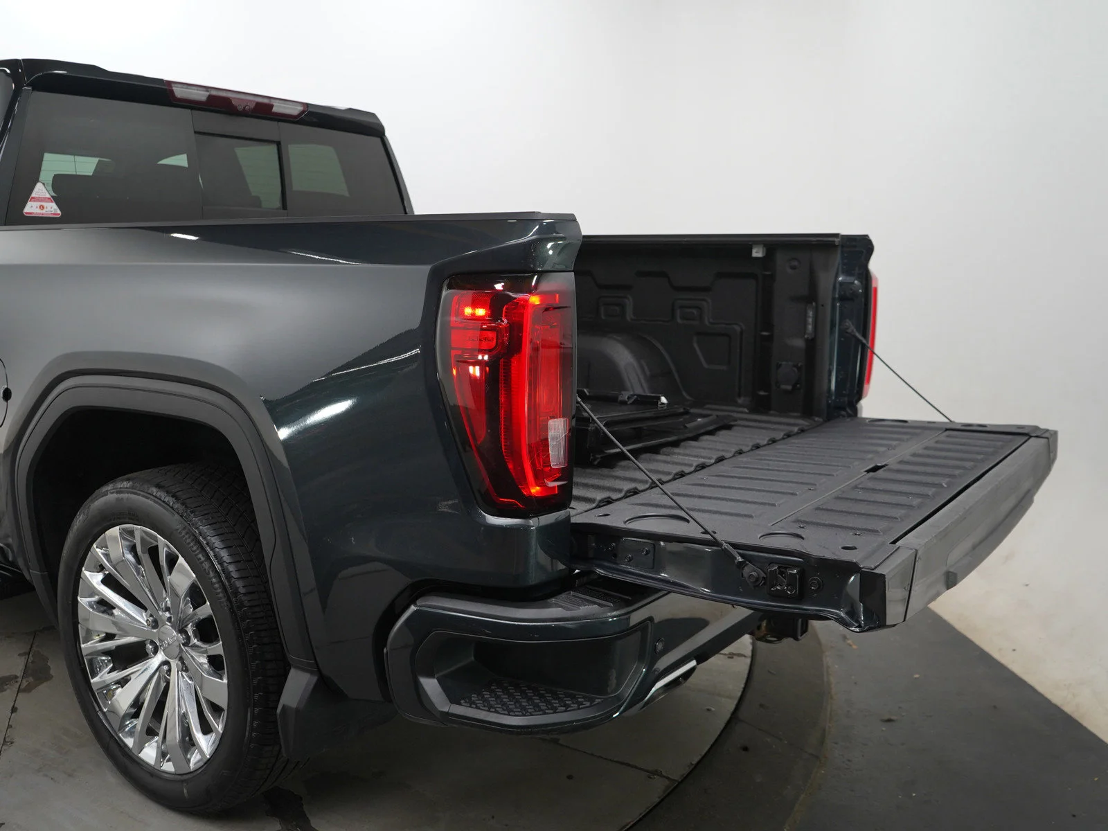 Used 2022 Hunter Metallic GMC Denali image 9