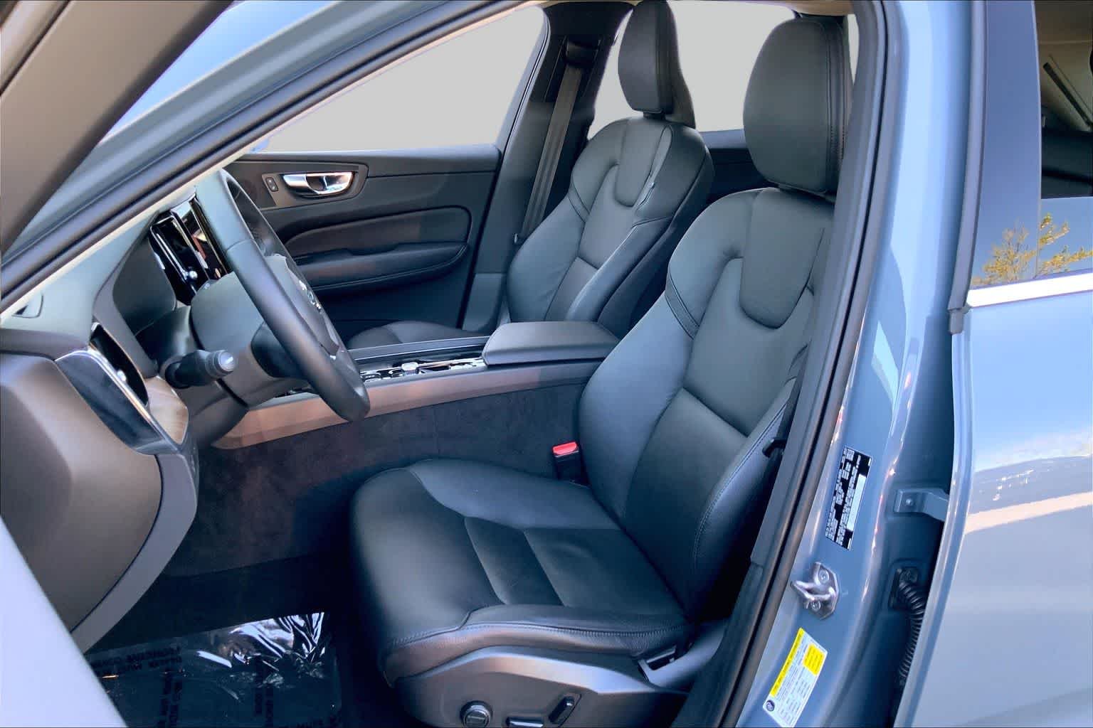 Pre-Owned 2022 Volvo XC60 Momentum