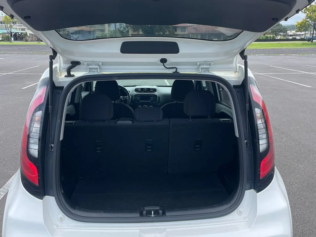 Used 2018 White Kia Base image 8