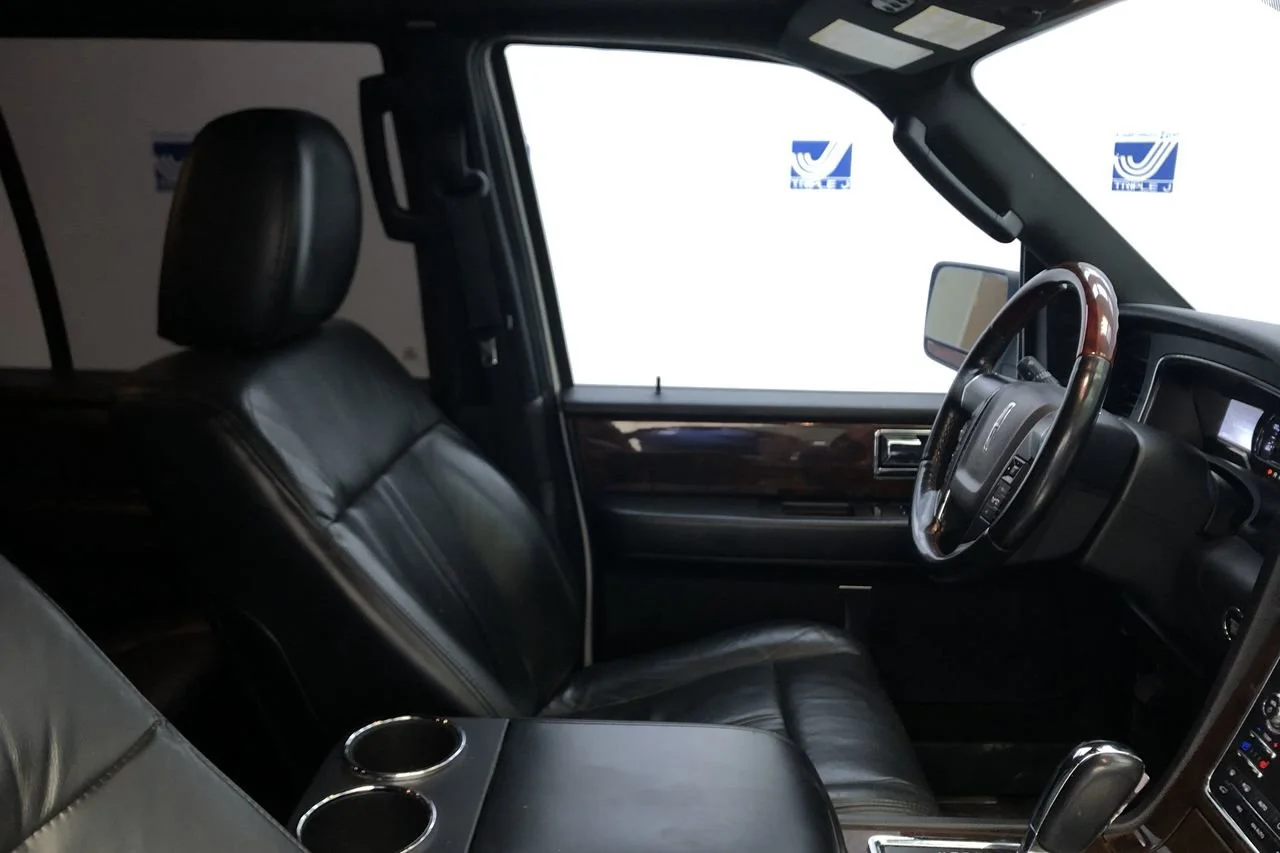 Used 2015 White Platinum Lincoln  image 19