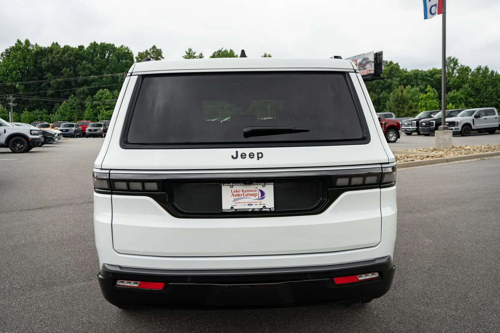 New 2026 Bright White Clear-Coat Exterior Paint Jeep  image 8
