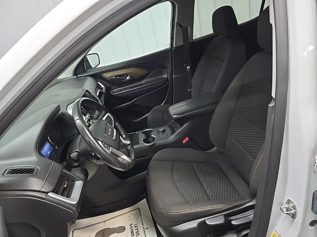Used 2021 White GMC SLE image 29
