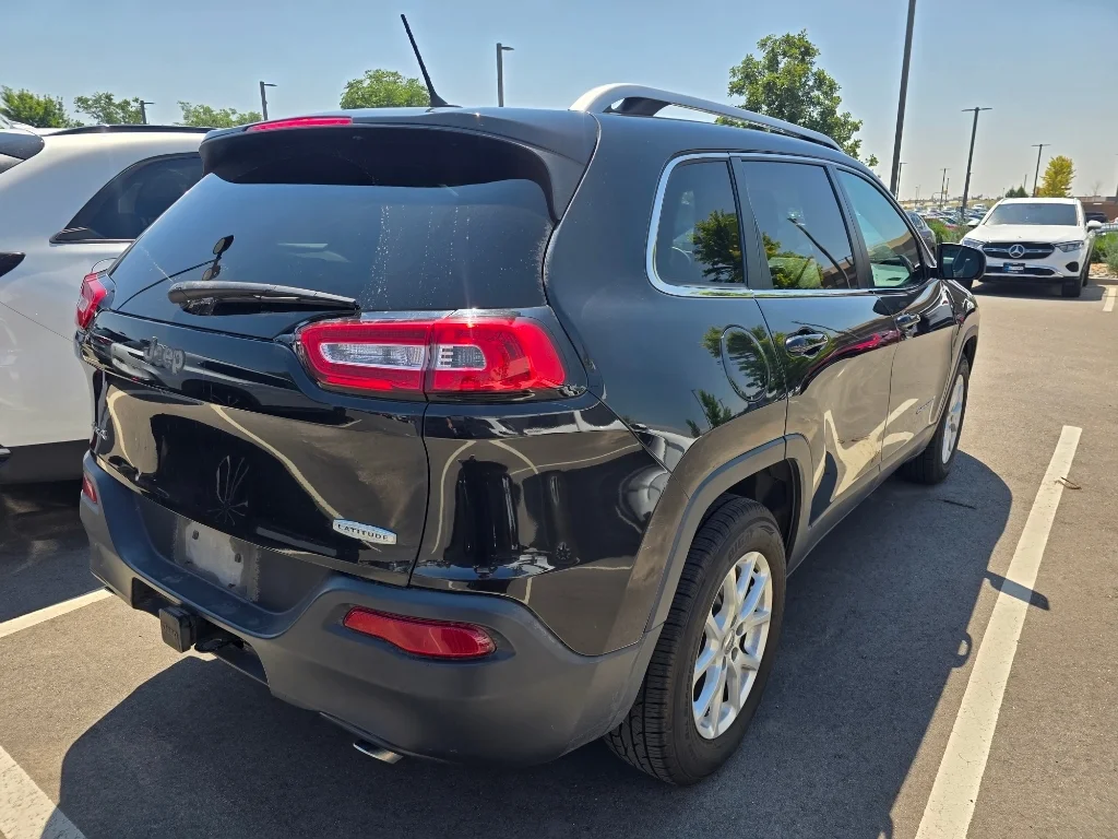 Used 2014 Brilliant Black Crystal Pearlcoat Jeep Latitude image 16