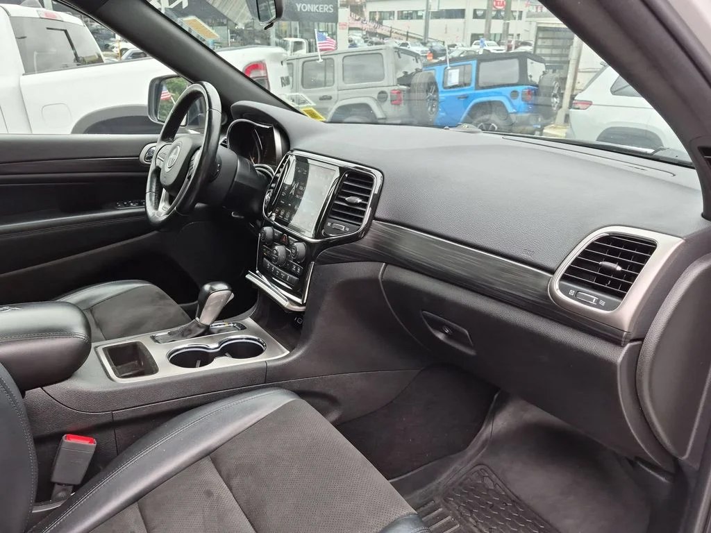 Used 2021 White Jeep Laredo X image 26