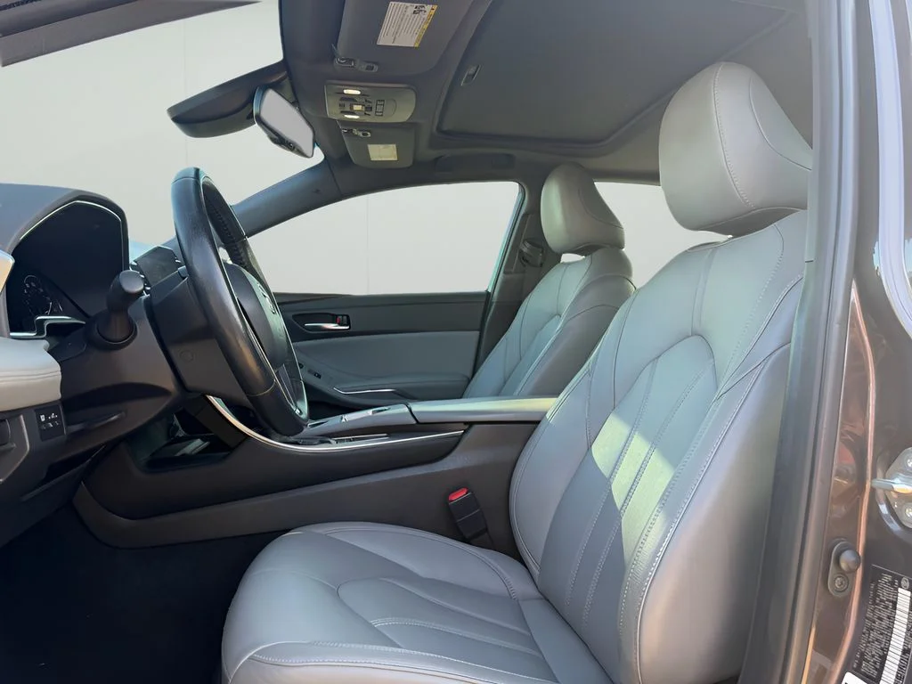 Used 2020 Brownstone Toyota Hybrid XLE image 10