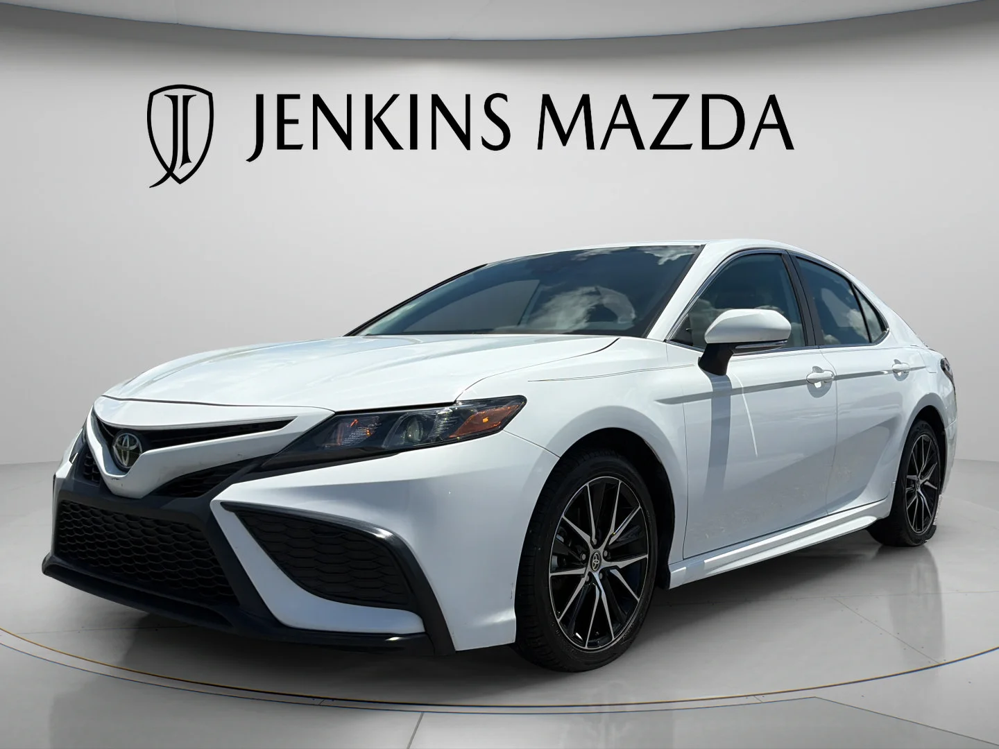 Used 2024 Ice Toyota SE image 3