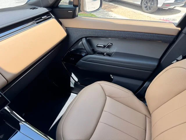 New 2026 Santorini Black Land Rover Dynamic SE image 24