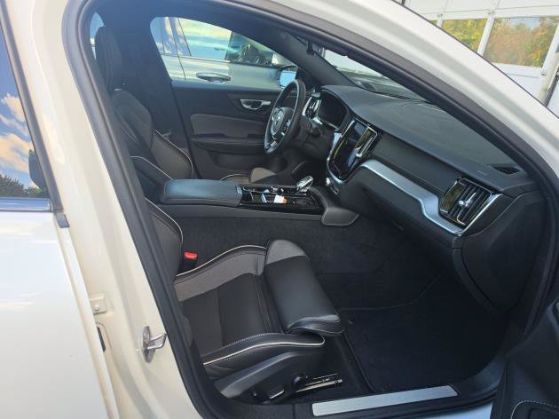 Certified Used 2025 Crystal White Pearl Volvo T8 Ultra Black Edition image 12