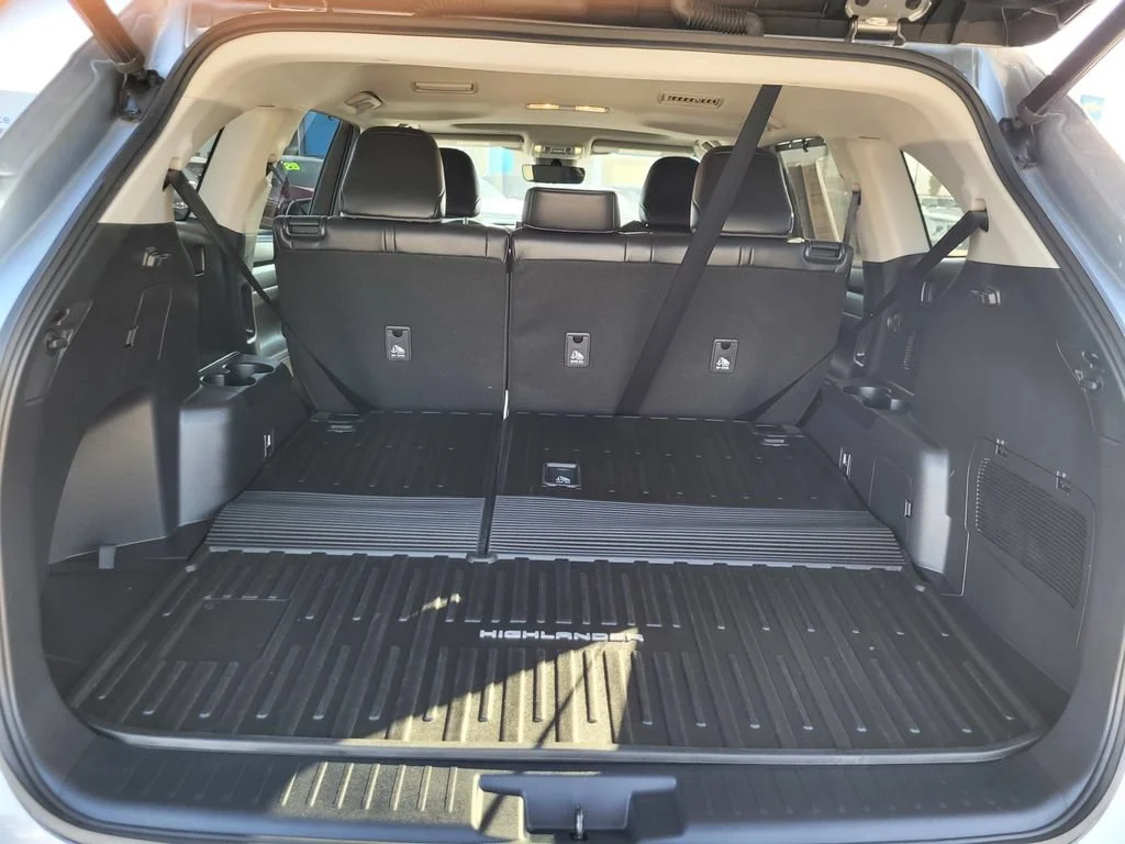 Used 2023  Toyota L image 10