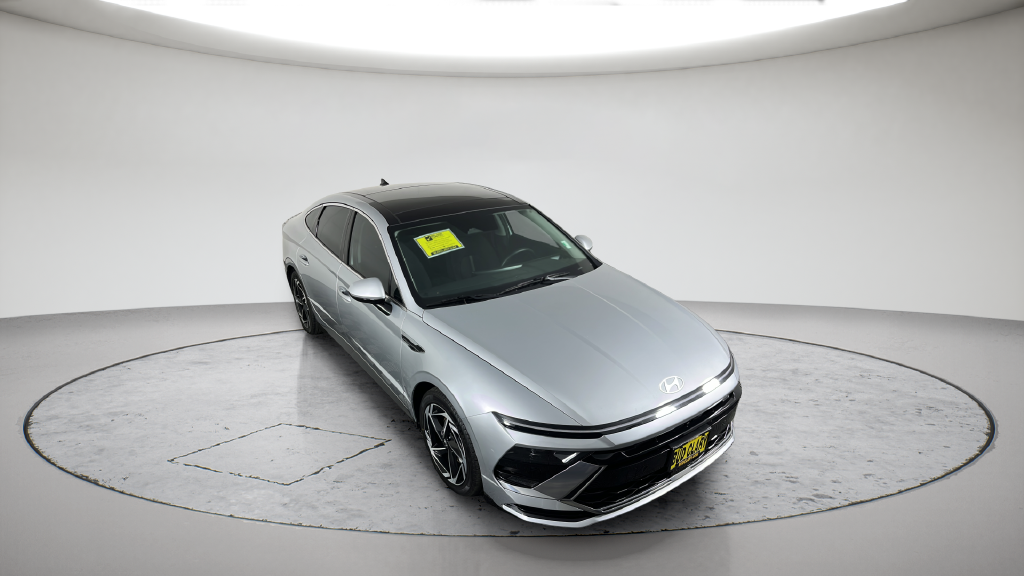 Used 2025 Silver Hyundai SEL Convenience image 4