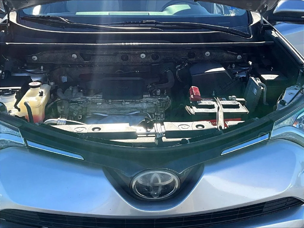 Used 2018 Silver Toyota XLE image 31
