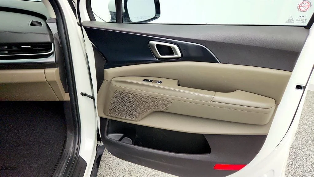 Used 2025 Snow White Pearl Kia LXS FWD image 27
