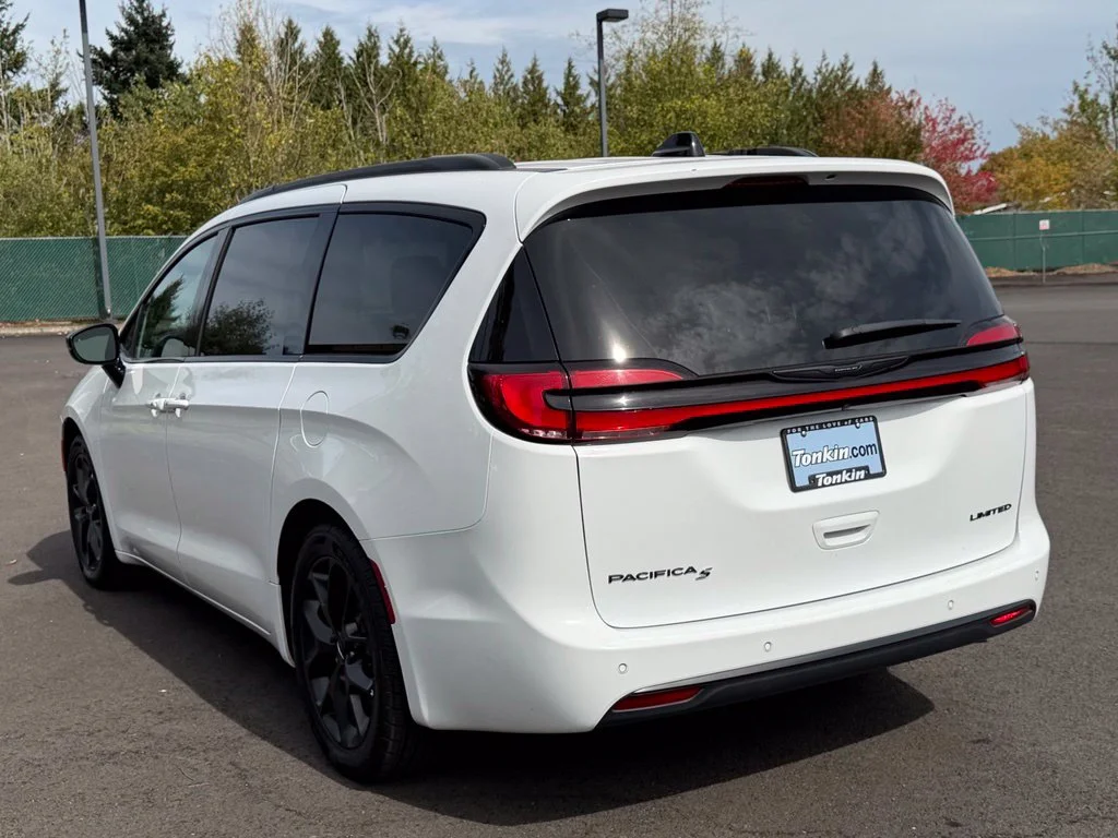 Used 2025 Bright White Clearcoat Chrysler Limited image 6