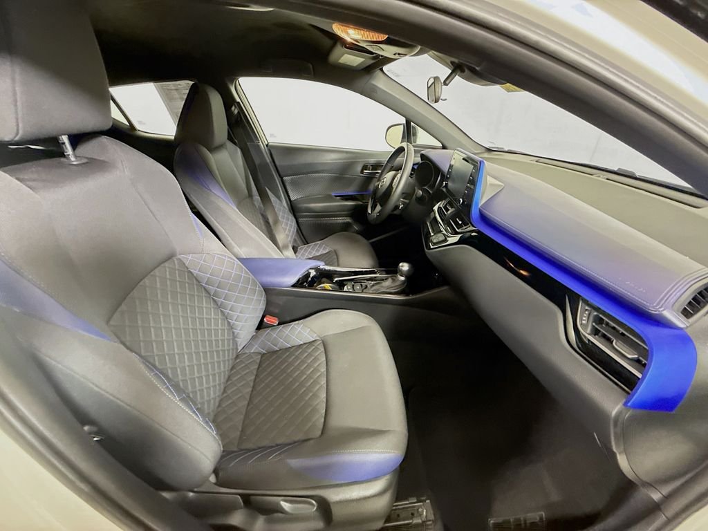 Used 2020 Blizzard Pearl w/Black Roof Toyota XLE image 27