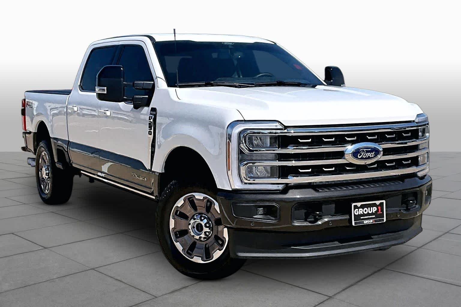 Used 2025 Star White Metallic Tri-Coat/Darkened Bronze Ford King Ranch image 3